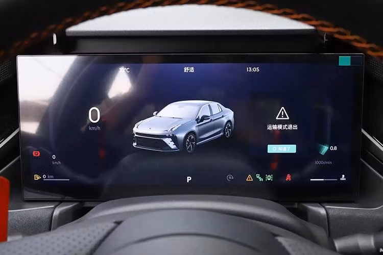 Không gian nội thất của Lynk &amp; Co 03 mới cũng đã trải qua nhiều thay đổi. Có thể thấy rõ điều này qua cụm điều khiển trung tâm đã hoàn toàn thay đổi hình dạng. Một thay đổi đáng chú ý khác là hệ thống màn hình. Xe được trang bị bảng đồng hồ kỹ thuật số 12,3 inch và màn hình cảm ứng trung tâm chính có kích thước lên tới 12,8 inch.