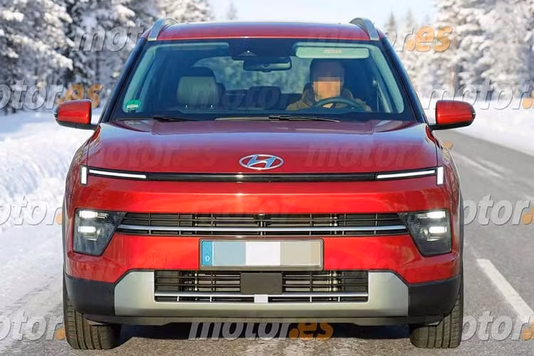 Nhìn từ bên hông, Bayon mới mang đến cảm giác gọn gàng hơn nhờ các đường nét thân xe mượt mà. Cột A có độ nghiêng lớn hơn, giúp tổng thể xe trở nên thể thao. Dù theo đuổi sự tinh tế, mẫu SUV này vẫn giữ được chất SUV đặc trưng với vòm bánh xe cơ bắp và ốp nhựa thân xe dày.