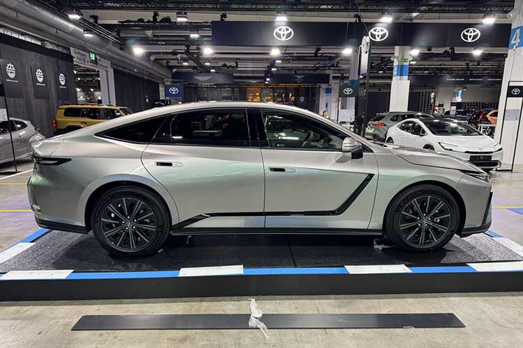 Thông tin ban đầu cho biết mẫu xe sedan hạng sang Lexus ES 2026 sẽ có 3 phiên bản, bao gồm 350h Premium Hybrid, 350h Luxury Hybrid và 500e. Trong đó, 2 phiên bản 350h đều là xe hybrid. Riêng bản 500e sẽ chạy hoàn toàn bằng điện và lần đầu tiên có mặt tại Việt Nam.