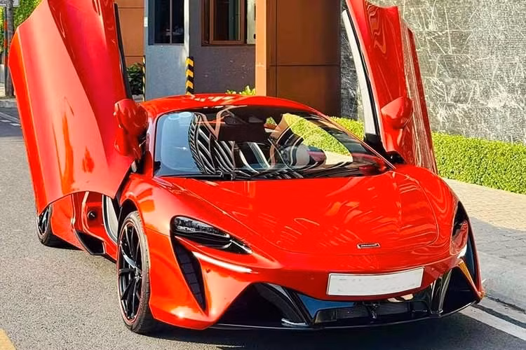 Theo thông tin trên sàn xe cũ Việt, chiếc siêu xe McLaren Artura Coupe được chủ nhân chào bán với mức giá chỉ 11,999 tỷ đồng. So với giá niêm yết chính hãng khoảng 15,29 tỷ đồng, chủ nhân mới tiếp theo sẽ tiết kiệm được một khoản tiền lên tới hơn 3 tỷ đồng.