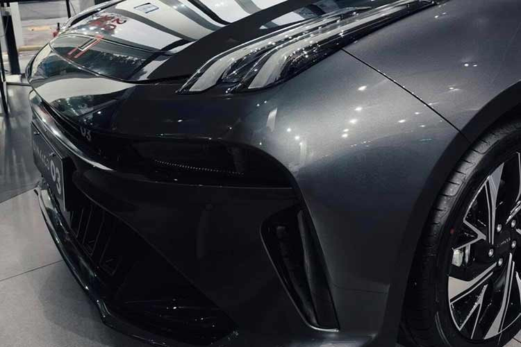 Phiên bản này sử dụng động cơ 1.5L cho công suất tối đa 150 mã lực, kết hợp với hộp số DHT Pro 3 cấp. Tổng công suất của toàn hệ thống đạt 245 mã lực và mô-men xoắn cực đại là 545 Nm. Mức tiêu thụ nhiên liệu của Lynk &amp; Co 03 HEV dừng ở con số 4,5 lít/100 km.