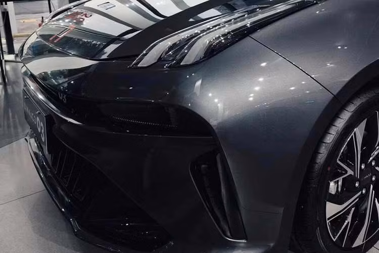 Phiên bản này sử dụng động cơ 1.5L cho công suất tối đa 150 mã lực, kết hợp với hộp số DHT Pro 3 cấp. Tổng công suất của toàn hệ thống đạt 245 mã lực và mô-men xoắn cực đại là 545 Nm. Mức tiêu thụ nhiên liệu của Lynk &amp; Co 03 HEV dừng ở con số 4,5 lít/100 km.