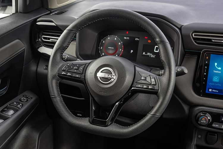 Trung tâm điều khiển được nâng cấp lên màn hình cảm ứng Pioneer 9 inch, hỗ trợ kết nối Apple CarPlay và Android Auto không dây. Chất liệu và các chi tiết ốp nội thất cũng được cải thiện, giúp không gian bên trong mang lại cảm giác cao cấp và đậm chất công nghệ hơn, phù hợp với nhóm khách hàng trẻ.