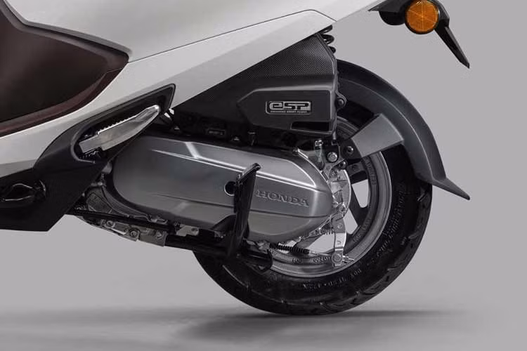 Xe sở hữu chiều cao yên lý tưởng chỉ 735mm, giúp người lái dễ dàng xoay xở trong phố đông. Xe được trang bị động cơ eSP dung tích 125cc, làm mát bằng gió cưỡng bức, công suất cực đại 9,4 mã lực tại tốc độ tua máy 7.750 vòng/phút và mô-men xoắn cực đại 10 Nm tại 5.750 vòng/phút.