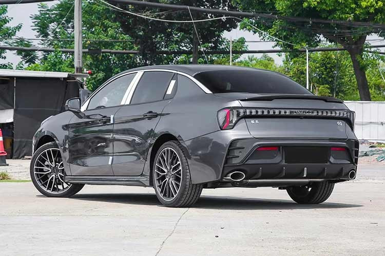 Không có gì bất ngờ khi Lynk &amp; Co 03 tiêu chuẩn sở hữu thiết kế kém thể thao so với phiên bản 03+. Xe đã bị lược bỏ những chi tiết hầm hố như cánh gió cỡ lớn, ống xả kép hay bộ khuếch tán gió.