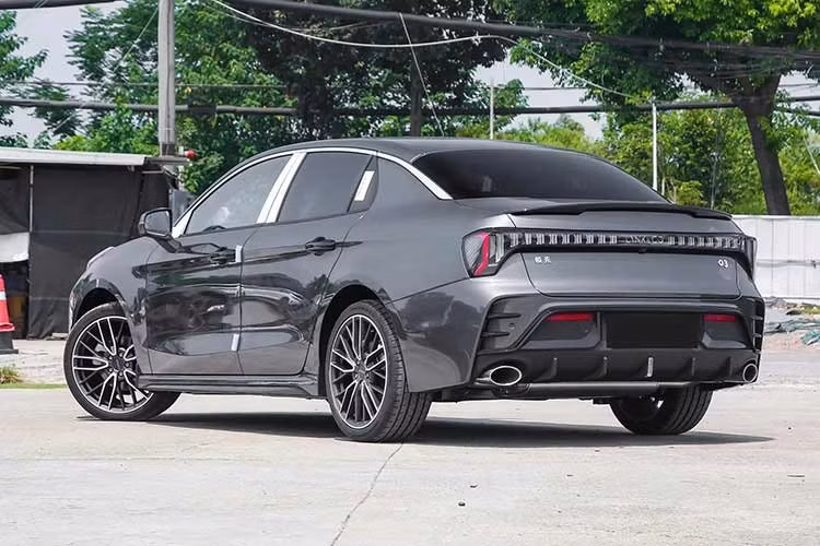 Không có gì bất ngờ khi Lynk &amp; Co 03 tiêu chuẩn sở hữu thiết kế kém thể thao so với phiên bản 03+. Xe đã bị lược bỏ những chi tiết hầm hố như cánh gió cỡ lớn, ống xả kép hay bộ khuếch tán gió.