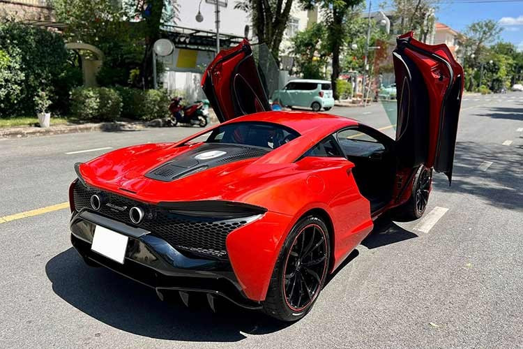 Chiếc McLaren Artura Coupe đang rao bán này sở hữu ngoại thất màu đỏ Vermillion nổi bật, đây là tông màu luôn nằm trong danh sách yêu thích của những chủ nhân cá tính.