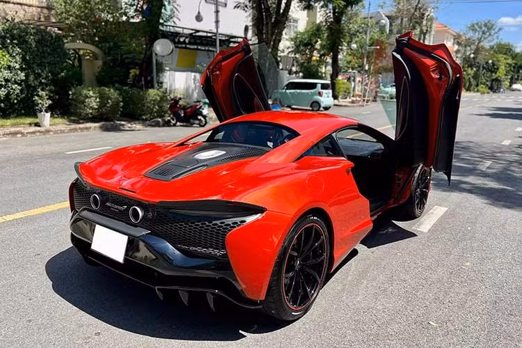 Chiếc McLaren Artura Coupe đang rao bán này sở hữu ngoại thất màu đỏ Vermillion nổi bật, đây là tông màu luôn nằm trong danh sách yêu thích của những chủ nhân cá tính.