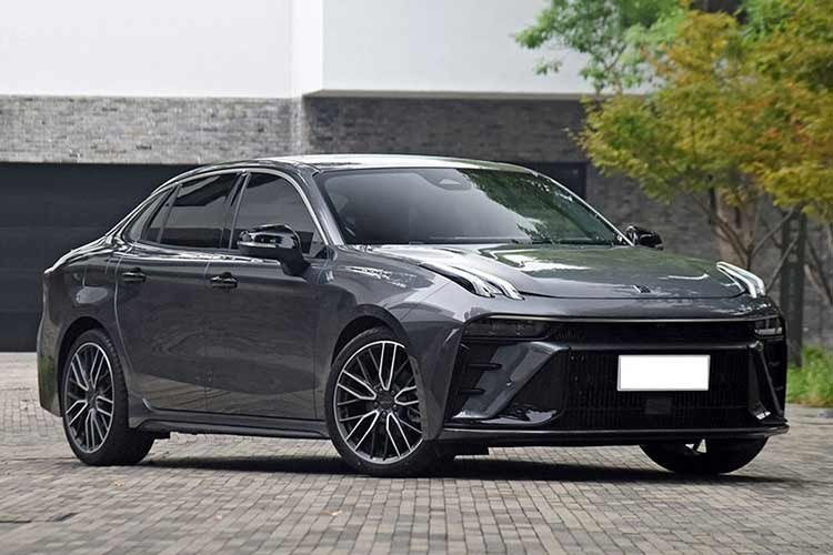 Thương hiệu Lynk &amp; Co của tập đoàn Geely đến từ Trung Quốc đã gia nhập thị trường Việt Nam từ cuối năm 2023. Tính đến thời điểm này, Lynk &amp; Co đã bán 6 mẫu xe ở thị trường Việt Nam, trong đó có 03+. Đây chính là phiên bản hiệu suất cao của dòng xe Lynk &amp; Co 03.