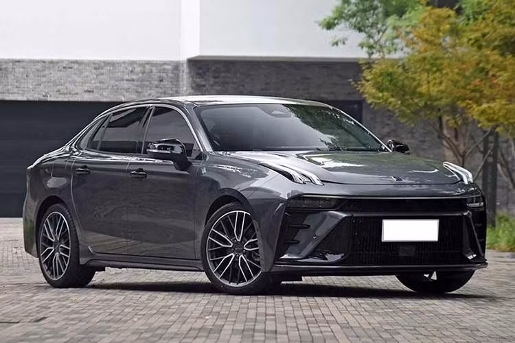 Thương hiệu Lynk &amp; Co của tập đoàn Geely đến từ Trung Quốc đã gia nhập thị trường Việt Nam từ cuối năm 2023. Tính đến thời điểm này, Lynk &amp; Co đã bán 6 mẫu xe ở thị trường Việt Nam, trong đó có 03+. Đây chính là phiên bản hiệu suất cao của dòng xe Lynk &amp; Co 03.