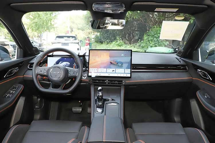 Lynk &amp; Co 03 sắp bán ở Việt Nam thuộc phiên bản nâng cấp giữa vòng đời đã trình làng vào năm 2022. Xe sở hữu nhiều thay đổi đáng chú ý so với phiên bản cũ. Xe được trang bị lưới tản nhiệt cỡ lớn, cản trước mang phong cách thể thao và dải đèn LED định vị ban ngày sắc sảo. Ở phía sau, mẫu sedan này được trang bị cụm đèn hậu tạo hình nổi bật.