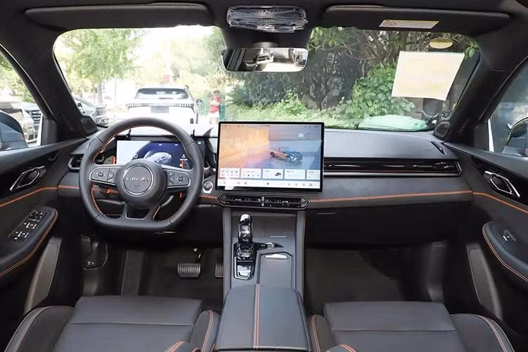 Lynk &amp; Co 03 sắp bán ở Việt Nam thuộc phiên bản nâng cấp giữa vòng đời đã trình làng vào năm 2022. Xe sở hữu nhiều thay đổi đáng chú ý so với phiên bản cũ. Xe được trang bị lưới tản nhiệt cỡ lớn, cản trước mang phong cách thể thao và dải đèn LED định vị ban ngày sắc sảo. Ở phía sau, mẫu sedan này được trang bị cụm đèn hậu tạo hình nổi bật.