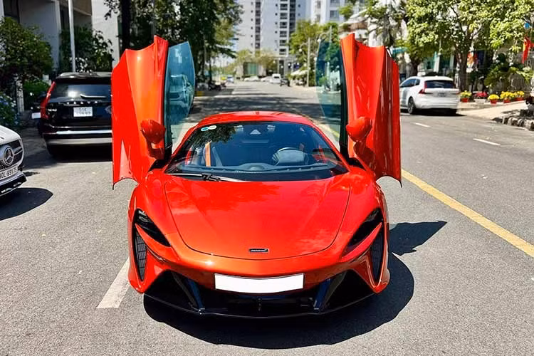 Người bán cho biết, siêu xe McLaren Artura Coupe vẫn còn giữ nguyên lớp nilon bảo vệ ở một số chi tiết nội thất và đăng ký dưới tên công ty, giúp việc sang tên đổi chủ trở nên thuận tiện hơn.