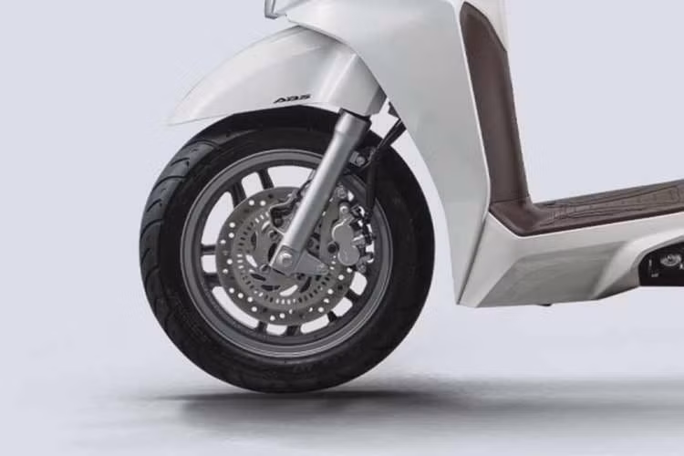 Dù nằm trong phân khúc phổ thông, Honda LD125Link vẫn được ưu ái trang bị hệ thống khóa thông minh Smartkey và đặc biệt là phanh chống bó cứng ABS cho bánh trước - tính năng an toàn cốt lõi mà người dùng Việt ngày càng quan tâm.