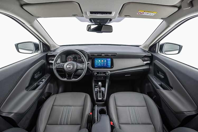 Kích thước tổng thể của xe không thay đổi, với chiều dài 4.304 mm, rộng 1.760 mm, cao 1.611 mm, trục cơ sở 2.620 mm và khoảng sáng gầm 200 mm. Nội thất là một trong những điểm được Nissan đầu tư nhiều nhất trên Kicks 2026 thế hệ mới. Bảng táp-lô mới có thiết kế tối giản, hiện đại hơn, đi kèm cụm đồng hồ kỹ thuật số và màn hình MID 7 inch.