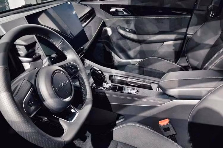 Các cửa gió điều hòa được tích hợp vào một chi tiết nằm ngang chạy xuyên suốt bảng táp-lô. Đáng chú ý, Lynk &amp; Co 03 mới được trang bị tới 25 cảm biến hỗ trợ lái tự động, bao gồm 12 radar siêu âm, 5 cảm biến radar sóng mm và các cảm biến khác. Hệ thống hỗ trợ lái tự động của Lynk &amp; Co 03 được vận hành bởi chip Qualcomm 8155.