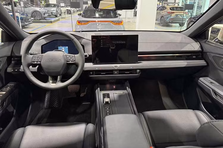 Xe sở hữu chiều dài cơ sở thêm 78,7 mm lên 2.948 mm, chiều dài tổng thể tăng từ 4.975 mm lên 5.138 mm, gần chạm tới đàn anh LS. Chiều rộng cũng tăng 53 mm, trong khi chiều cao cũng tăng đôi chút. ES mới cũng chuyển sang hệ thống treo sau đa liên kết từ thiết lập kiểu thanh chống.