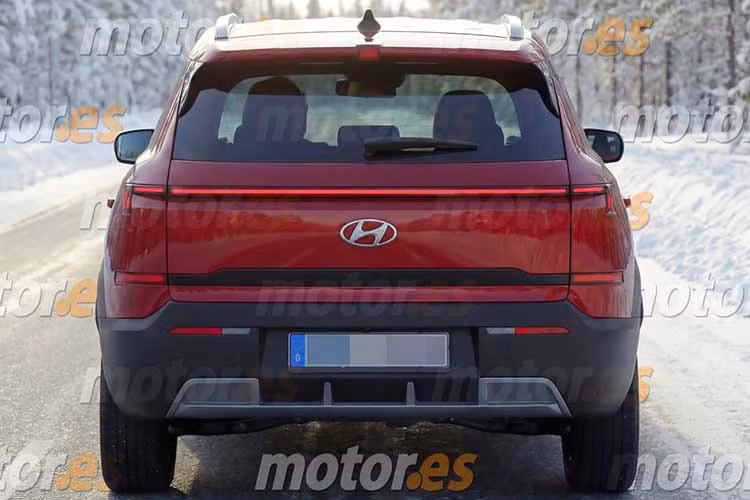 Bộ mâm hợp kim của xe với thiết kế mới dự kiến sẽ xuất hiện trên phiên bản thương mại. Ngoài ra, xe vẫn sử dụng tay nắm cửa truyền thống sơn cùng màu thân xe, kết hợp giá nóc màu bạc và ăng-ten vây cá mập. Ở phía sau, cụm đèn hậu dạng mảnh nối liền nhau tạo hiệu ứng thị giác hiện đại hơn.