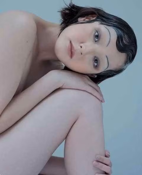 Không nằm ngoài dự đoán những bức ảnh này của Hải Tú nhận về ý kiến trái chiều lập tức xuất hiện. Một bên bày tỏ sự thất vọng nặng nề, cho rằng loạt ảnh quá nhạy cảm, không phù hợp với hình ảnh hiện tại của người đẹp. Sau 7 năm, những khoảnh khắc này bị "đào" lại đã khiến công sức công ty Sơn Tùng xây dựng hình ảnh "nàng thơ" cho Hải Tú "đổ sông đổ biển".