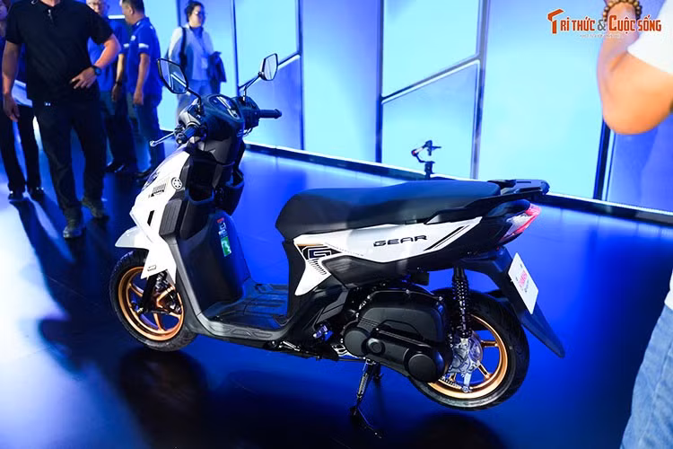 Ngoài ra, xe còn được trang bị hệ thống trợ lực điện Power Assist, hoạt động trong khoảng 3 giây khi khởi động, giúp tăng lực kéo, đặc biệt hữu ích khi leo dốc hoặc chở thêm người. Công nghệ Smart Motor Generator (SMG) cũng góp phần mang lại khả năng khởi động êm ái, trong khi tính năng Stop &amp; Start System trên phiên bản cao cấp giúp tiết kiệm nhiên liệu khi dừng chờ đèn đỏ.