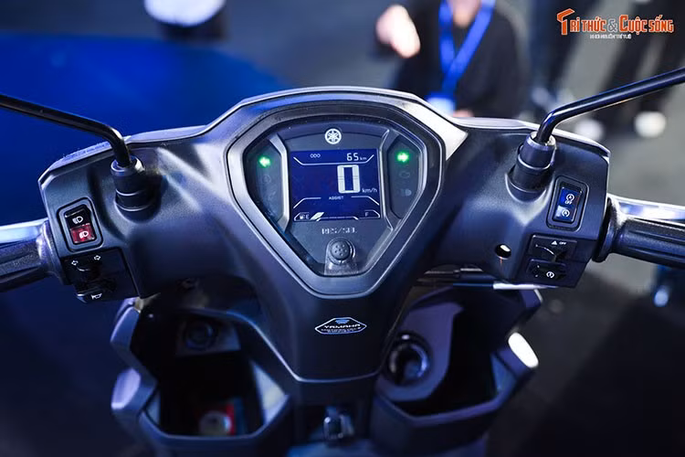 Phía trước của xe có hộc chứa đồ tiện dụng, cổng sạc điện thoại, móc treo đồ hai vị trí cùng phần để chân rộng rãi. Phiên bản cao cấp DX của Yamaha Gear được bổ sung chìa khóa thông minh Smart Key và khả năng kết nối với điện thoại thông minh thông qua ứng dụng Y-On.