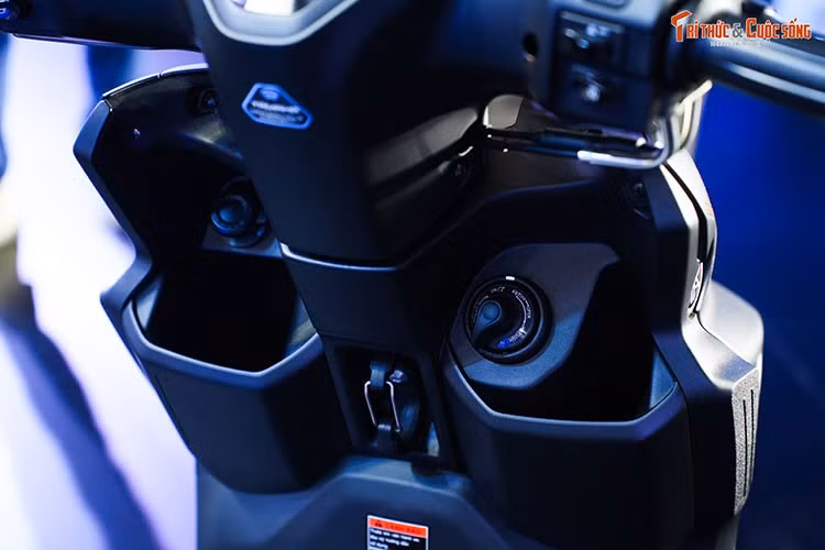 Hệ thống Y-On trên xe tay ga Yamaha Gear 2026 cho phép người dùng nhận thông báo cuộc gọi, tin nhắn, theo dõi mức tiêu thụ nhiên liệu, vị trí đỗ xe gần nhất và lịch sử hành trình ngay trên màn hình LCD của xe...