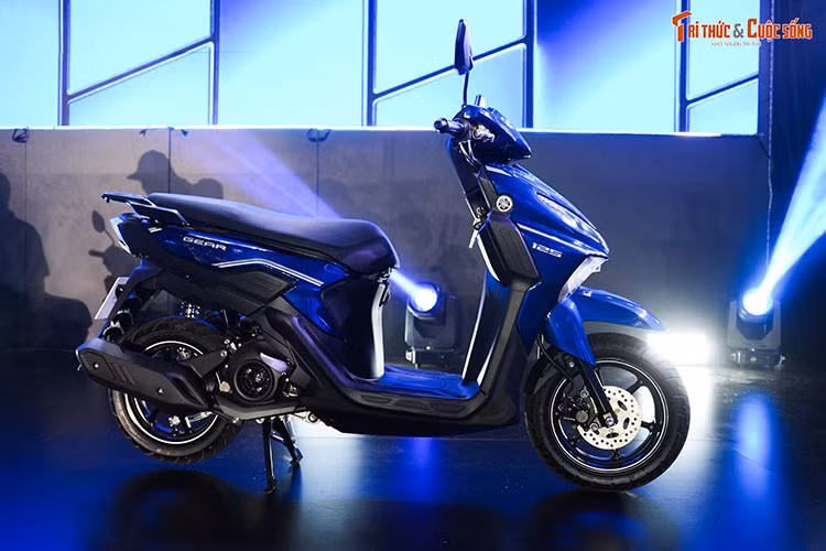 Gear 2026 sở hữu khối lượng 95-96 kg tùy phiên bản. Phía trước đầu xe nổi bật với cụm đèn chiếu sáng chính dạng LED đặt cố định ở quây gió giống FreeGo. Đèn báo rẽ đặt bên dưới và sử dụng loại bóng halogen thông thường.