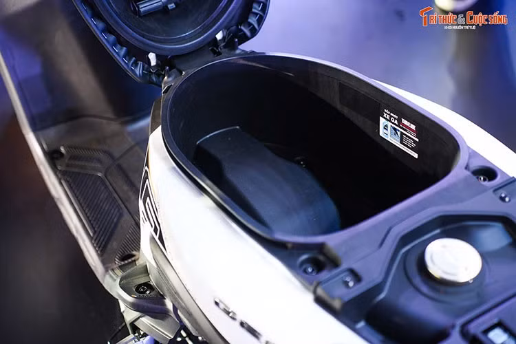 Bên dưới yên xe cao 750 mm là khu vực hộc chứa đồ 17,4 lít và bình nhiên liệu 5,1 lít. Dù bình xăng đặt phía sau, không gian hộc chứa đồ của xe vẫn tạo cảm giác rộng rãi nhờ thiết kế mở rộng 2 bên.