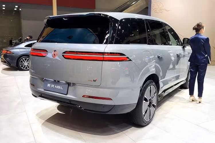 "Trái tim" của BYD N8L Flash Charge là hệ truyền động hybrid sạc điện (PHEV) bao gồm máy xăng tăng áp 2.0L, tạo ra công suất tối đa 152 kW (khoảng 204 mã lực), kết hợp cùng 3 mô-tơ điện mạnh 560 kW (751 mã lực). Nhờ đó, xe có thể tăng tốc từ 0-100 km/h trong thời gian chỉ khoảng 3 giây.