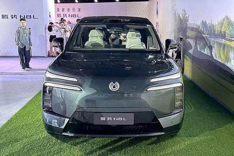 Xe vẫn kế thừa ngôn ngữ thiết kế của đời cũ với cụm đèn pha nằm dọc và dải đèn LED định vị ban ngày hai tầng lấy cảm hứng từ “đôi cánh”. Trên cản trước xuất hiện hốc gió trung tâm hình thang đóng/mở chủ động vừa tăng vẻ thẩm mỹ vừa cải thiện hiệu suất khí động lực học. Ở khu vực bên sườn, xe đi kèm đường dập gân mạch, tay nắm cửa ẩn và camera đặt trên chắn bùn trước.