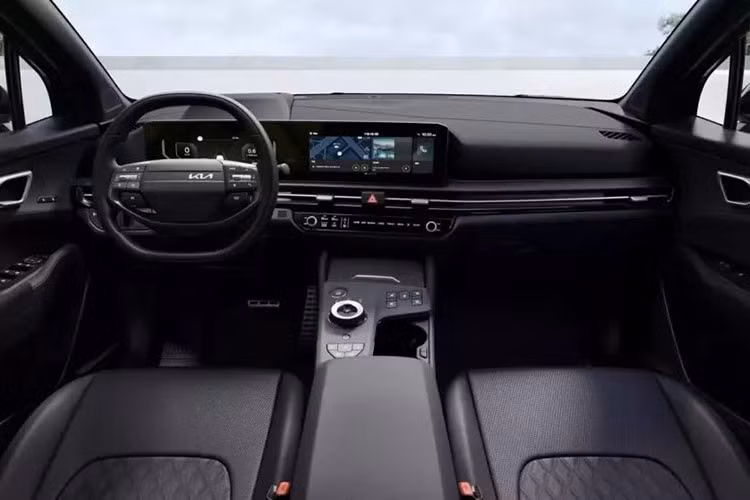 Bên trong, khoang cabin tiếp tục theo chủ đề Black Edition với tông màu đen chủ đạo, kết hợp trần xe tối màu và hệ thống đèn viền nội thất tùy chọn. Sportage vẫn được trang bị cụm màn hình kép 12,3 inch, cùng hai tùy chọn vật liệu nội thất gồm da kết hợp suede hoặc da thật cao cấp.