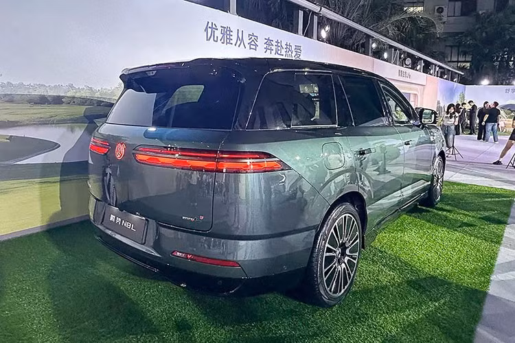 Các cột B, C và D được sơn màu đen bóng, tạo hiệu ứng nóc lơ lửng cho xe. Ở phía sau, BYD Denza N8L 2026 mới được trang bị cụm đèn hậu nằm ngang với thiết kế mỏng, ăn sâu vào bên trong cửa cốp.Vị trí gắn biển số được đặt trên cản sau nhằm mang lại diện mạo gọn gàng hơn.