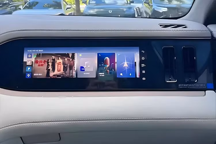 Điểm nhấn bên trong mẫu SUV cỡ lớn này là hàng loạt màn hình gồm: Bảng đồng hồ kỹ thuật số 13,2 inch, Màn hình cảm ứng trung tâm 17,3 inch, Màn hình phụ 13,2 inch cho hành khách phía trước, Màn hình hiển thị thông tin kính lái HUD với công nghệ thực tế tăng cường 50 inch, Gương chiếu hậu kỹ thuật số 9 inch, Màn hình giải trí treo trần 17,3 inch dành cho hàng ghế sau...