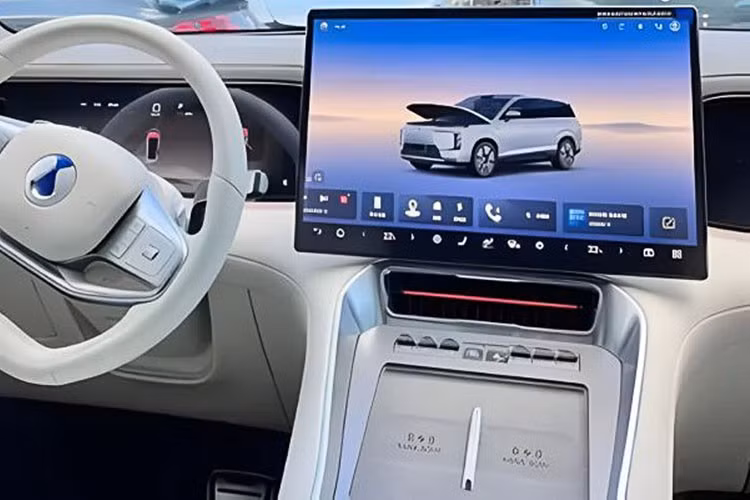 Bên cạnh đó là hệ thống hỗ trợ kết nối đa màn hình và tích hợp mô hình ngôn ngữ lớn của DeepSeek cho phép tương tác giọng nói. Hệ thống giọng nói thông minh toàn cảnh sử dụng AI hỗ trợ thanh toán trong xe, nhận diện phương ngữ và ra lệnh nhanh 2.0. Hệ thống âm thanh của xe còn hỗ trợ hát karaoke không dây.
