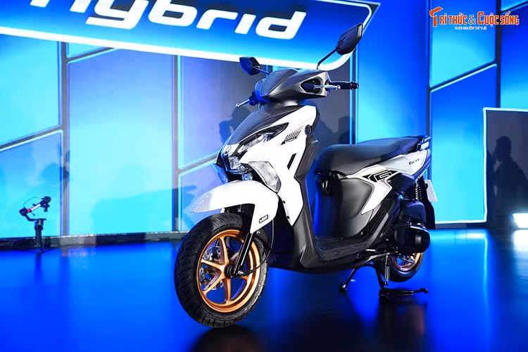 Theo công bố, Yamaha GEAR 125 Hybrid được phân phối tại Việt Nam với hai phiên bản gồm Tiêu chuẩn và Cao cấp, đi kèm 7 tùy chọn màu sắc. Giá bán lẻ đề xuất lần lượt là 30,437 triệu đồng và 34,364 triệu đồng (đã bao gồm VAT), dự kiến giao xe từ tháng 4/2026.