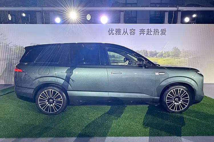 Được phát triển dựa trên khung gầm e3 của BYD, Denza N8L mới được định vị là SUV cỡ lớn 6 chỗ. Xe sở hữu kích thước dài 5.200 mm, rộng 1.999 mm, cao 1.820 mm và chiều dài cơ sở 3.075 mm. Mẫu xe này vốn là phiên bản có thêm công nghệ sạc nhanh của mẫu xe BYD Denza N8L vừa ra mắt thị trường Trung Quốc vào tháng 10 năm ngoái.