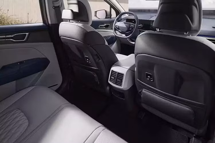 Kia cung cấp cho Sportage Black Edition nhiều tùy chọn động cơ, từ điện hóa đến động cơ đốt trong truyền thống. Các phiên bản điện hóa gồm hybrid (HEV) và plug-in hybrid (PHEV), sử dụng động cơ 1.6L tăng áp kết hợp mô-tơ điện, cho công suất tối đa lần lượt khoảng 239 mã lực và 288 mã lực.