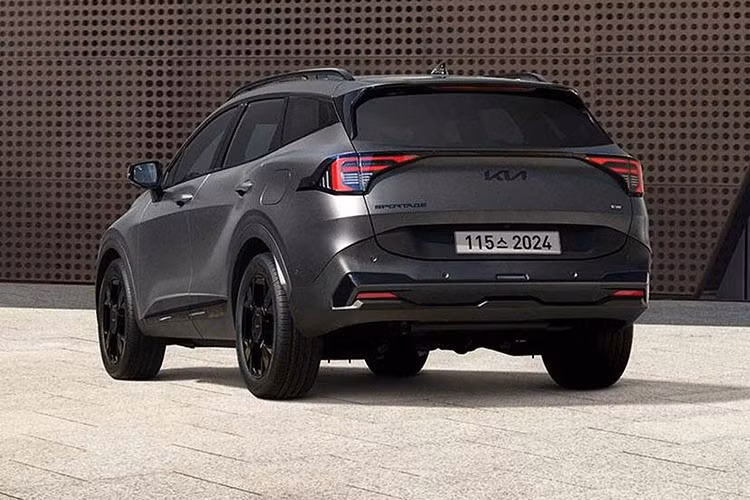 Kia Sportage Black Edition 2026 nổi bật hơn với phong cách thiết kế mới, trong đó các chi tiết mạ chrome và màu bạc được thay thế bằng tông đen bóng, mang lại diện mạo thể thao và cao cấp hơn.