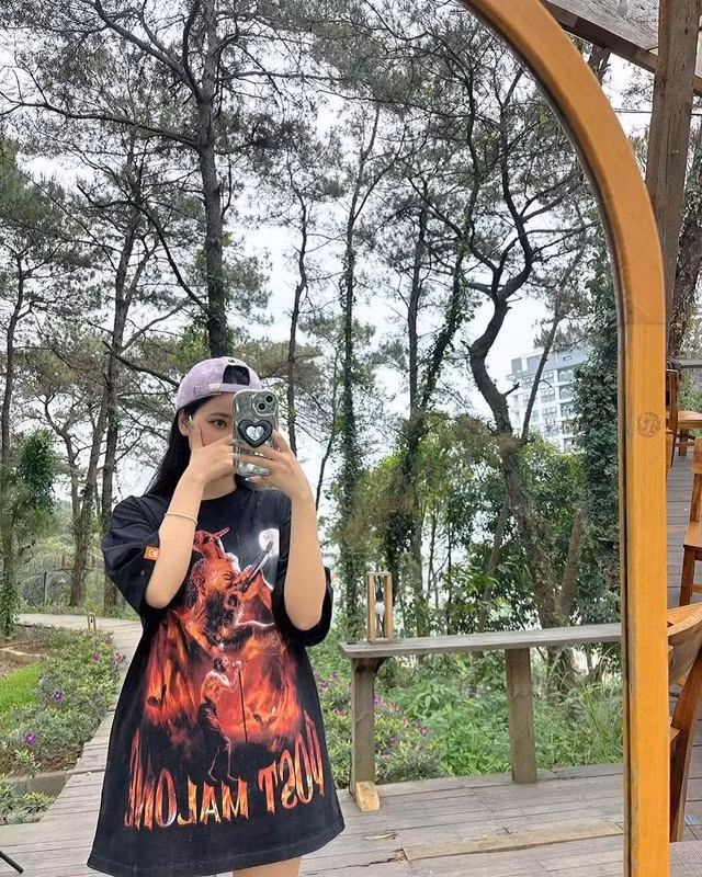 Hàng triệu người đã nhấn nút "thả tim", chia sẻ và để lại bình luận bày tỏ sự bất ngờ, ngưỡng mộ và cả sự vui mừng khi cuối cùng cũng được chiêm ngưỡng nhan sắc thật của thần tượng.