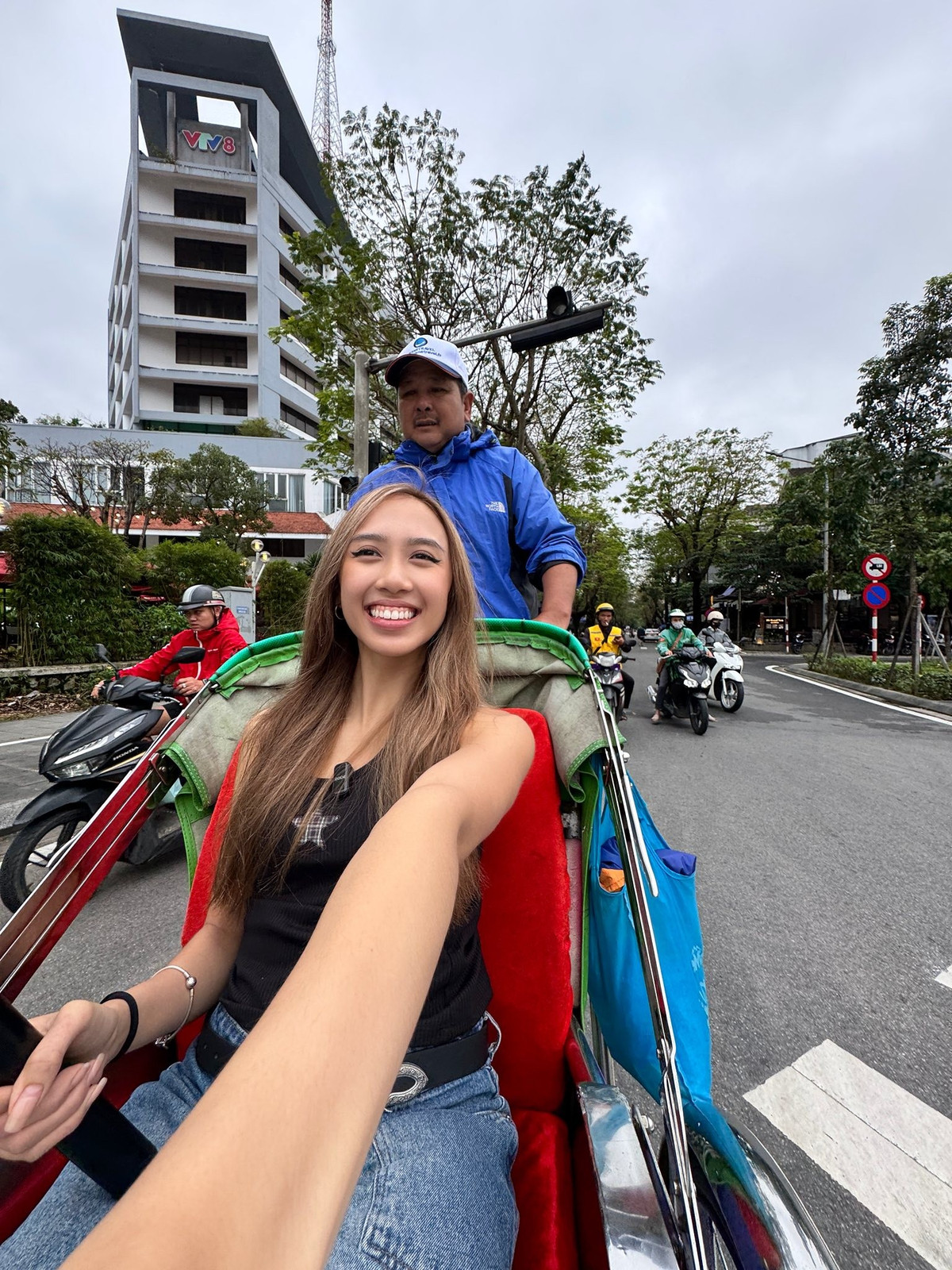 Ban đầu, mục tiêu của Tylin rất giản đơn: học tiếng Việt tốt hơn. Cô tự đặt thử thách mỗi ngày phải nói chuyện với một người mới. Từ những câu hỏi ngây ngô vì rào cản ngôn ngữ, các cuộc trò chuyện dần trở nên sâu sắc, giúp cô hiểu hơn về con người và đời sống Việt Nam.