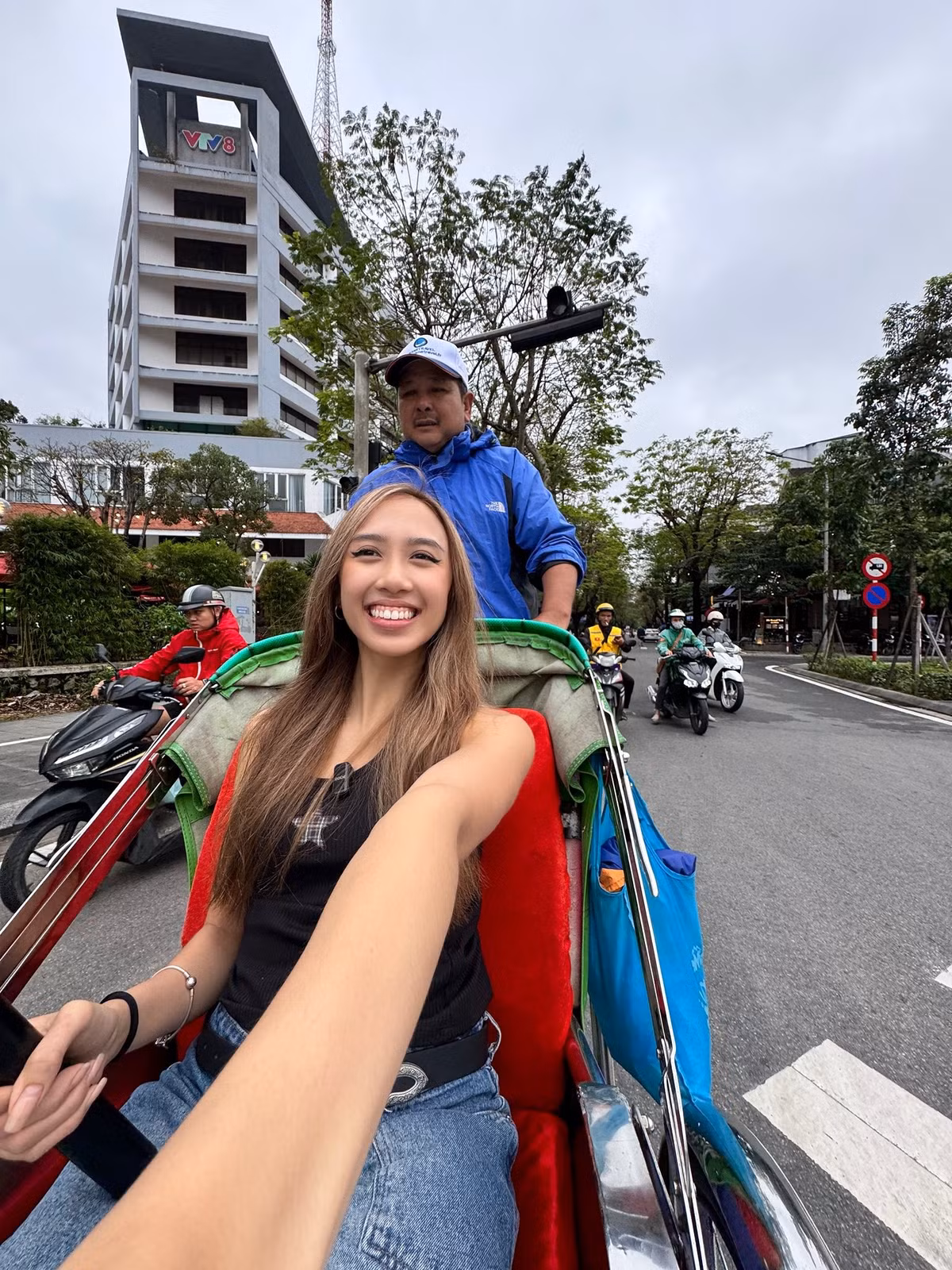 Ban đầu, mục tiêu của Tylin rất giản đơn: học tiếng Việt tốt hơn. Cô tự đặt thử thách mỗi ngày phải nói chuyện với một người mới. Từ những câu hỏi ngây ngô vì rào cản ngôn ngữ, các cuộc trò chuyện dần trở nên sâu sắc, giúp cô hiểu hơn về con người và đời sống Việt Nam.