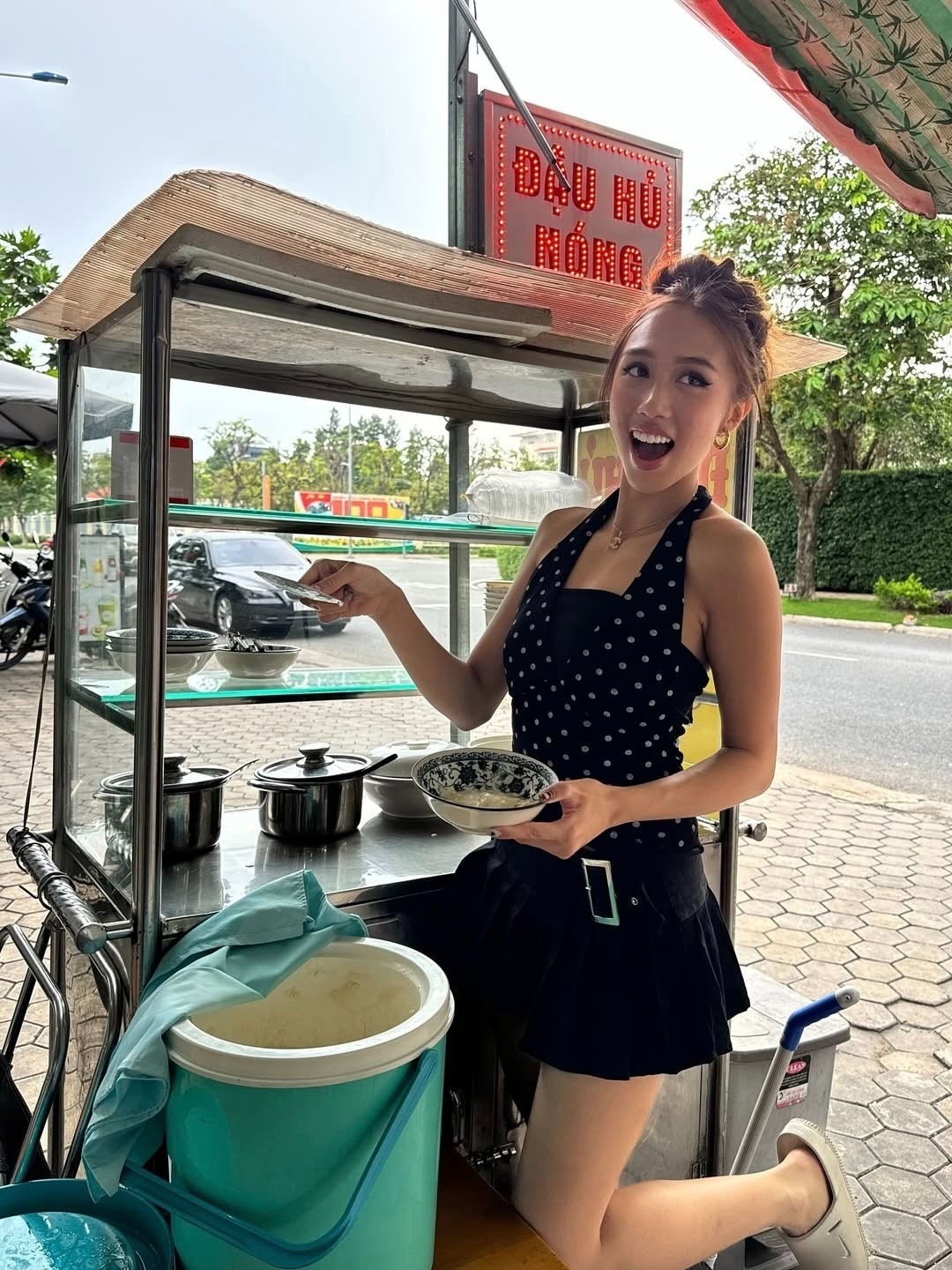 Tuy nhiên, sang năm 2025, Tylin dần xây dựng hình ảnh một nhà sáng tạo nội dung độc lập, sẵn sàng xắn tay áo vào bếp, bưng bê bò né hay tập pha cà phê sữa đá ở một góc phố Sài Gòn.