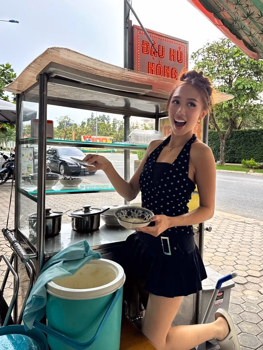 Tuy nhiên, sang năm 2025, Tylin dần xây dựng hình ảnh một nhà sáng tạo nội dung độc lập, sẵn sàng xắn tay áo vào bếp, bưng bê bò né hay tập pha cà phê sữa đá ở một góc phố Sài Gòn.