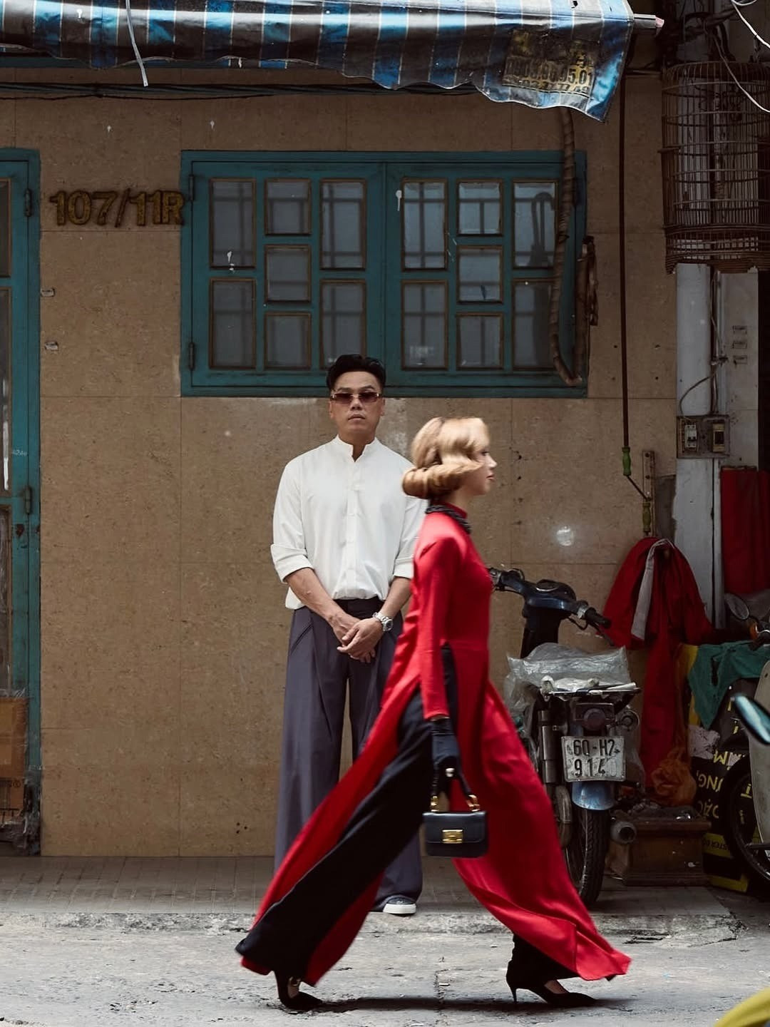 Những thước phim đầu tiên của Tylin trên mạng xã hội Việt Nam thường ghi lại khoảnh khắc cô đứng cạnh cha – hình ảnh một “ái nữ” có phần rụt rè, mang vẻ hiện đại của cô gái lớn lên tại Mỹ nhưng vẫn phảng phất nét thuần Việt kín đáo.