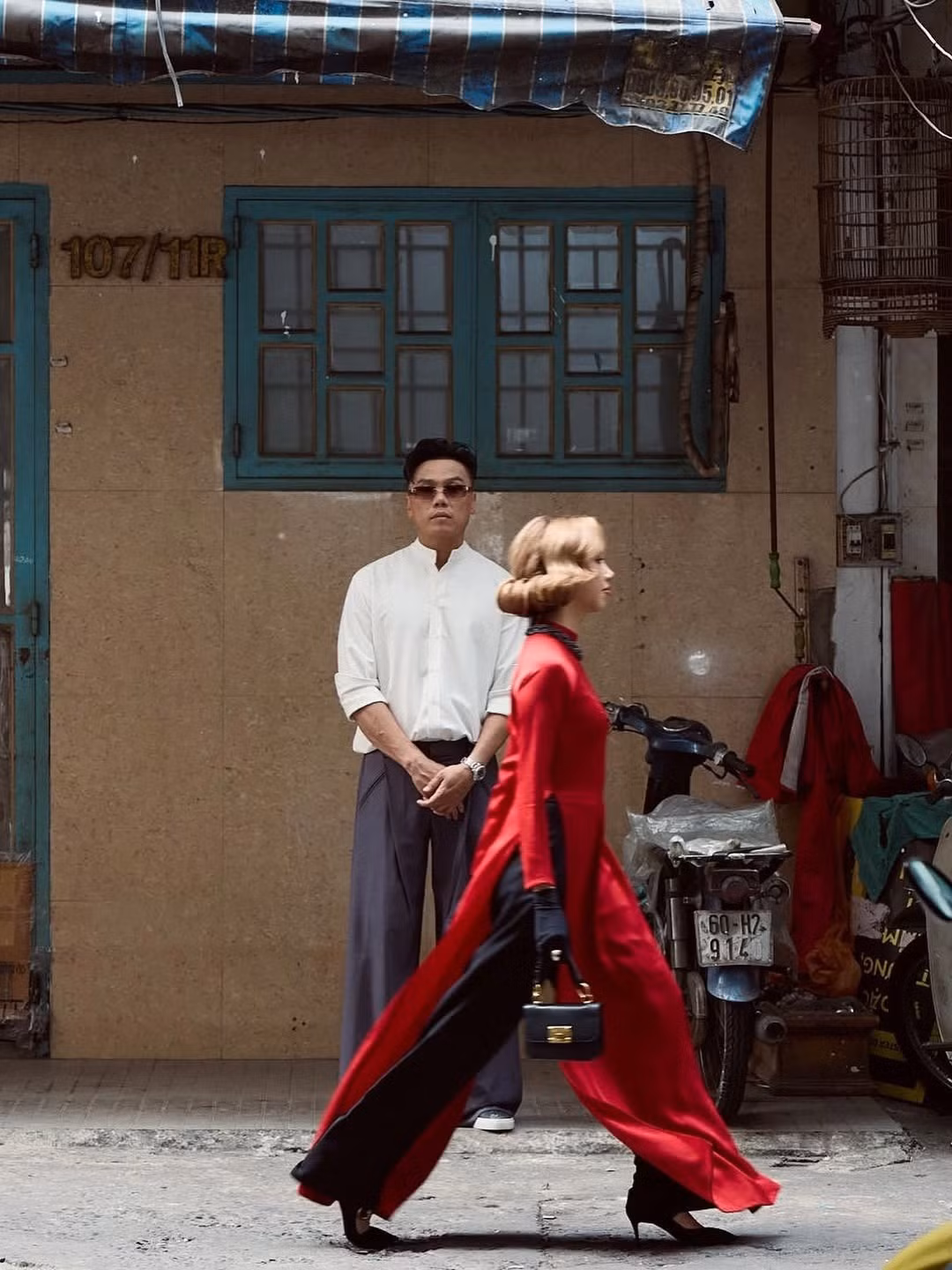 Những thước phim đầu tiên của Tylin trên mạng xã hội Việt Nam thường ghi lại khoảnh khắc cô đứng cạnh cha – hình ảnh một “ái nữ” có phần rụt rè, mang vẻ hiện đại của cô gái lớn lên tại Mỹ nhưng vẫn phảng phất nét thuần Việt kín đáo.