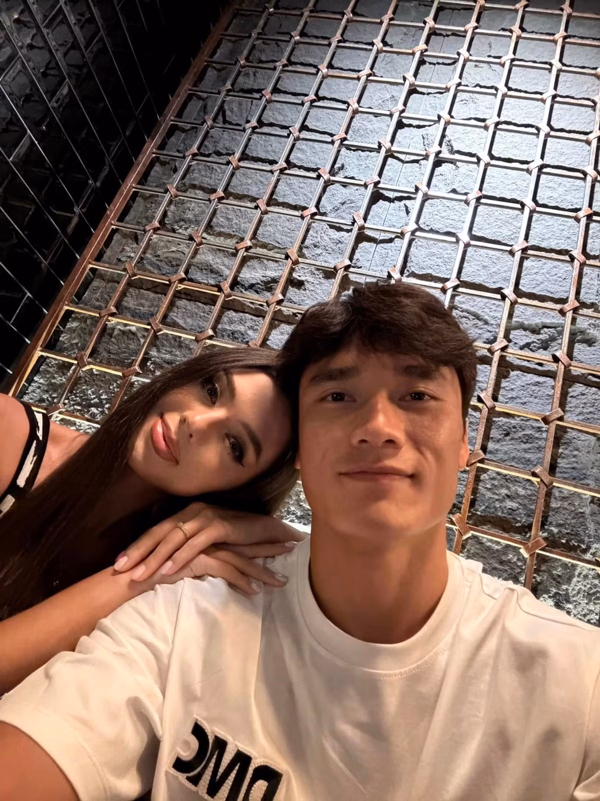 Trang cá nhân của Bùi Tiến Dũng thường xuyên chia sẻ hình ảnh hạnh phúc bên vợ và con trai. Anh cũng được cư dân mạng nhận xét là người chồng, người cha luôn hết lòng vì gia đình. Ảnh sử dụng trong bài: FBNV