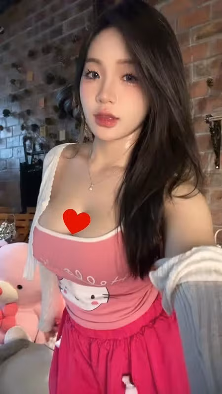 Hẳn gái xinh này đã lường được rủi ro này từ trước nên chẳng hề nao núng. Màn trình diễn không bị gián đoạn và năng lượng tích cực mà cô mang lại vẫn lan tỏa đến người xem.