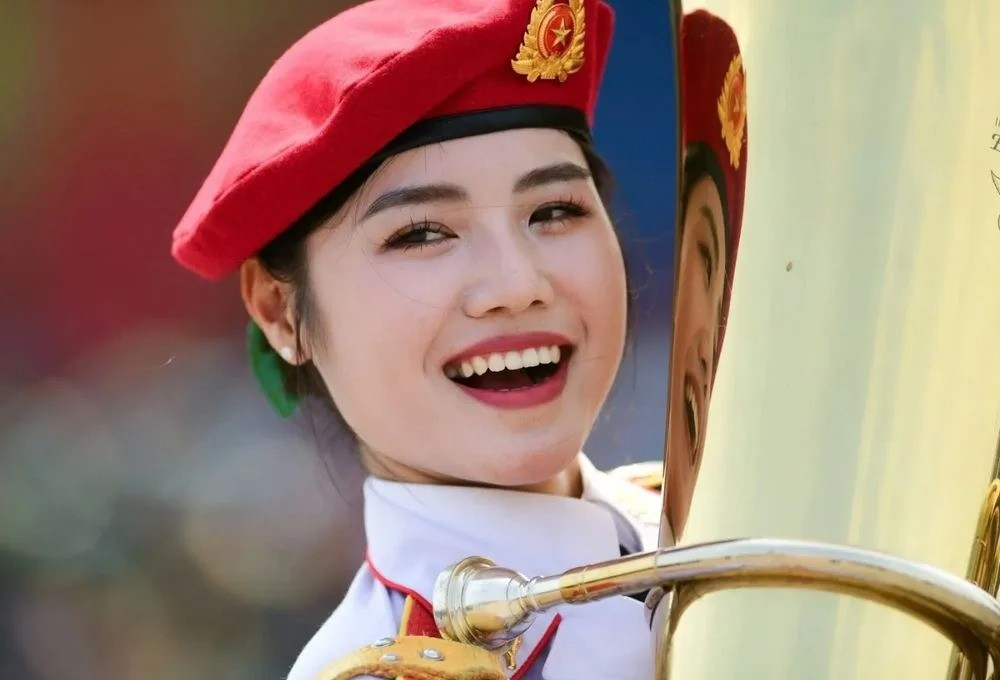 Hưởng từng chia sẻ khác với các khối diễu binh cùng súng hoặc cờ, cô và dàn nữ chiến sĩ Quân nhạc phải di chuyển cùng các loại nhạc cụ như kèn trống, nặng từ vài kg đến hàng chục kg. Riêng Hưởng, cô gắn bó với chiếc kèn Trombone nặng khoảng 2-3 kg.