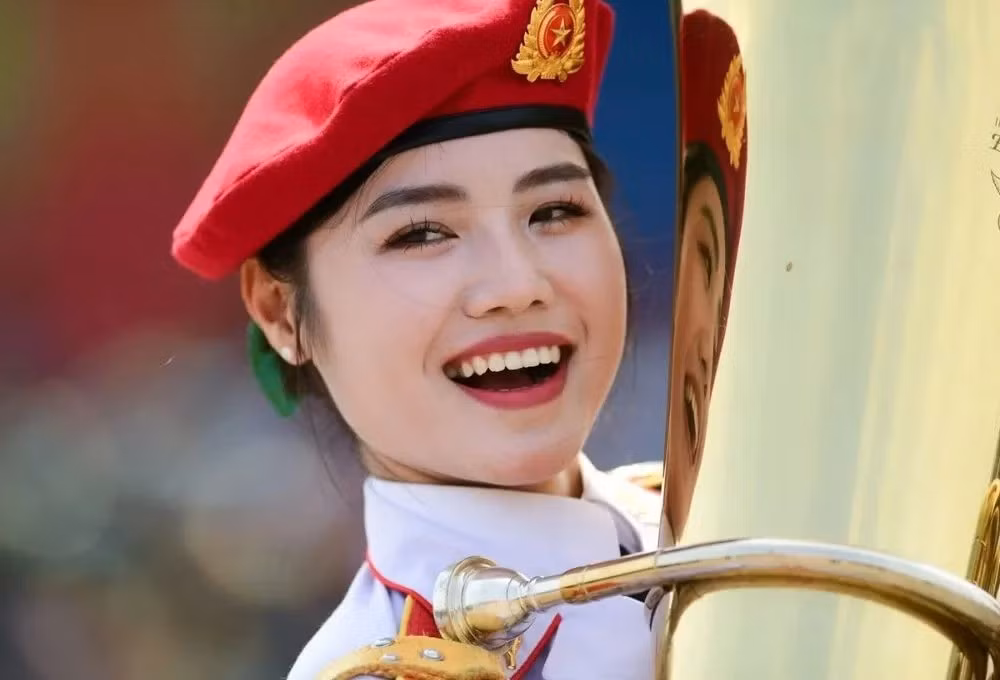 Hưởng từng chia sẻ khác với các khối diễu binh cùng súng hoặc cờ, cô và dàn nữ chiến sĩ Quân nhạc phải di chuyển cùng các loại nhạc cụ như kèn trống, nặng từ vài kg đến hàng chục kg. Riêng Hưởng, cô gắn bó với chiếc kèn Trombone nặng khoảng 2-3 kg.