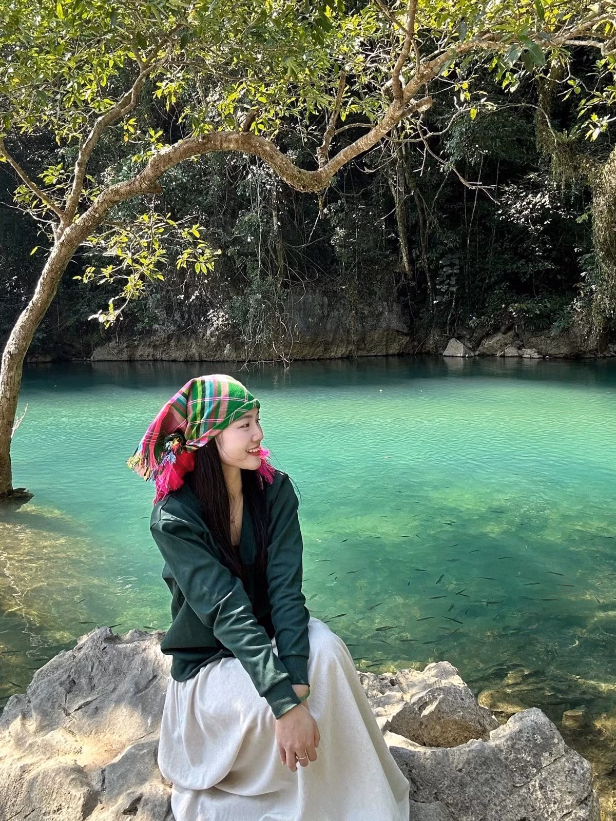 "Dù vậy, việc được anh cầu hôn bất ngờ vẫn khiến tôi rất xúc động", nữ chiến sĩ bày tỏ, cho biết thêm cả hai dự định tổ chức đám cưới vào tháng 5/2026.